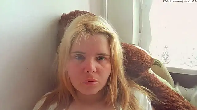 Snapshot of HornyElena chatting on 05.13.26 HornyElena online show from 05.13.26