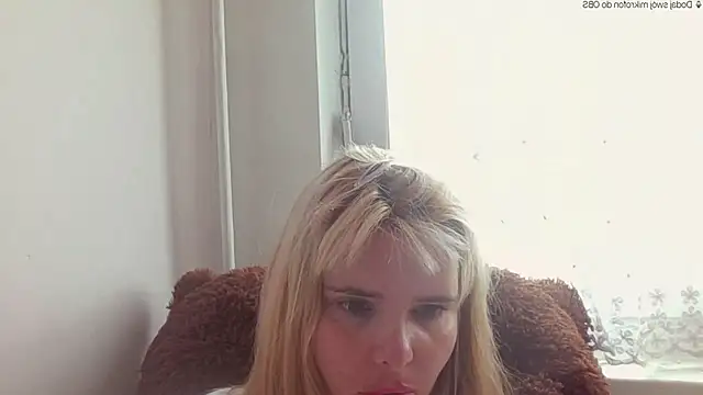 Snapshot of HornyElena chatting on 05.15.26 HornyElena online show from 05.15.26