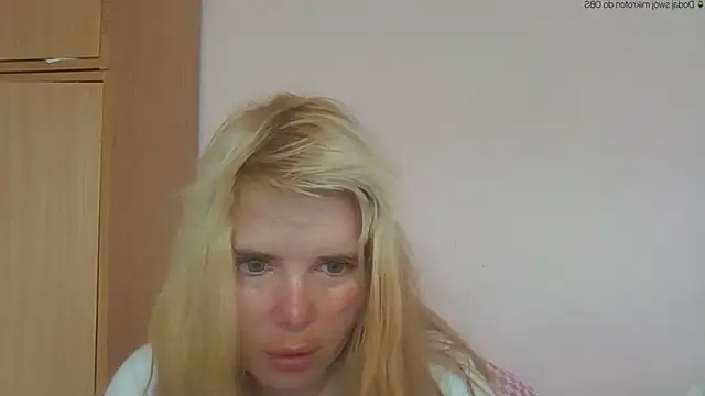 Snapshot of HornyElena chatting on 05.30.26 HornyElena online show from 05.30.26