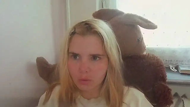 Snapshot of HornyElena chatting on 06.21.26 HornyElena online show from 06.21.26