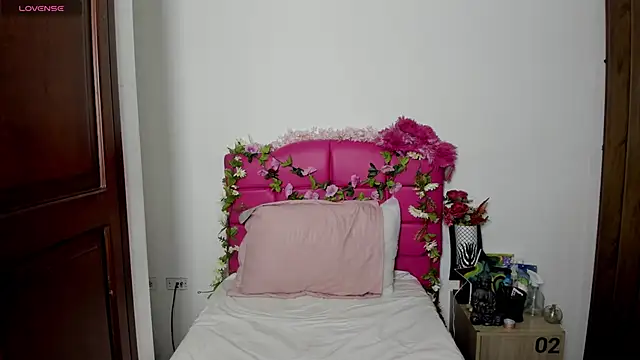 Snapshot of AriannaFox_ chatting on 11.06.25 AriannaFox online show from 11.06.25