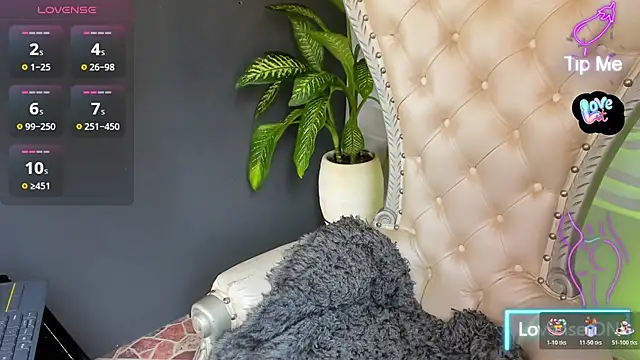 Snapshot of Emmafranco chatting on 11.08.25 Emmafranco online show from 11.08.25