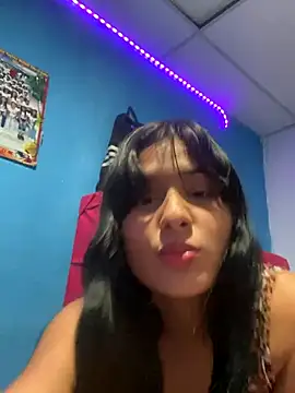 Snapshot of Chiquinquira3 chatting on 11.18.25 Chiquinquira3 online show from 11.18.25