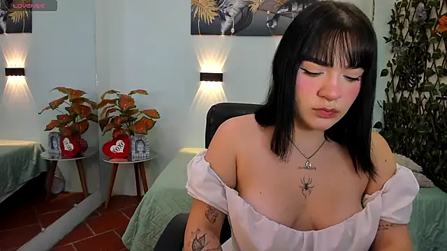 Snapshot of pixie_kat chatting on 11.08.25 pixie kat online show from 11.08.25