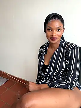 Snapshot of NiaLong21_ chatting on 11.08.25 NiaLong21 online show from 11.08.25