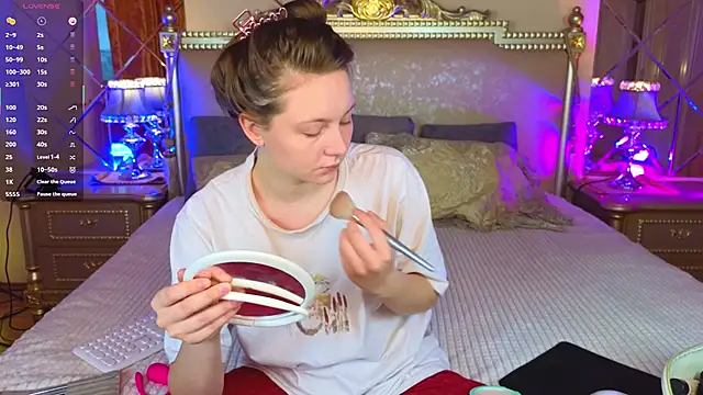 Snapshot of HolyBabyDoll chatting on 11.09.25 HolyBabyDoll online show from 11.09.25