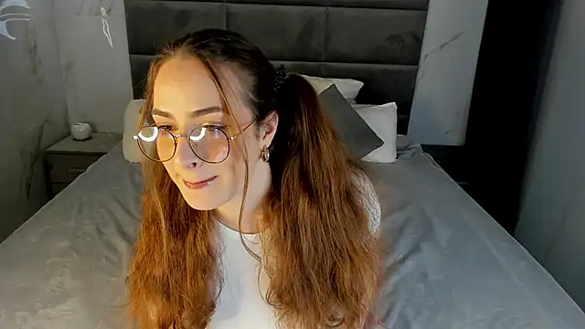 Snapshot of moon_sanny chatting on 12.17.25 moon sanny online show from 12.17.25