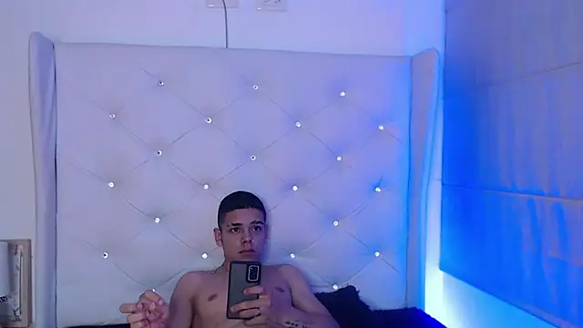 Snapshot of zoe_kravitx chatting on 11.12.25 zoe kravitx online show from 11.12.25