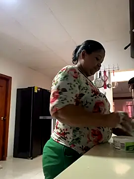 Snapshot of Maria-1976 chatting on 11.22.25 Maria-1976 online show from 11.22.25