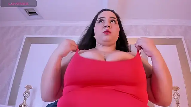 Snapshot of MiaBigBust chatting on 11.09.25 MiaBigBust online show from 11.09.25