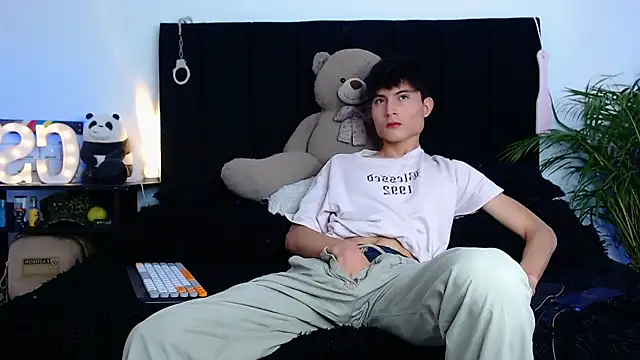 Snapshot of thomasbennett_ chatting on 11.07.25 thomasbennett online show from 11.07.25