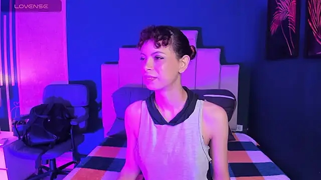 Snapshot of AliceMadnes chatting on 02.18.26 AliceMadnes online show from 02.18.26