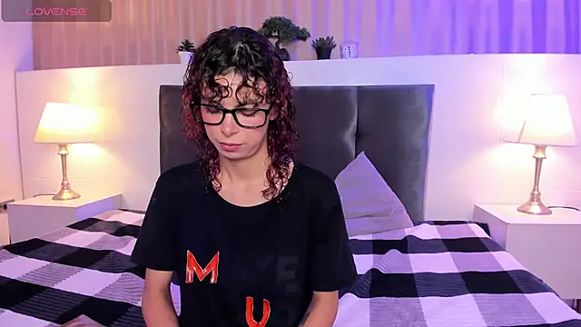 Snapshot of AliceMadnes chatting on 02.27.26 AliceMadnes online show from 02.27.26