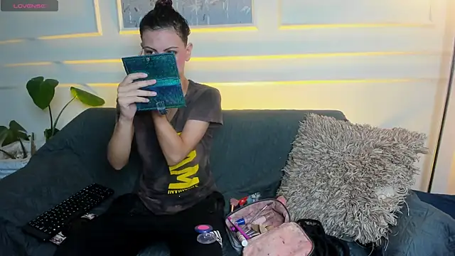 Snapshot of AliceMadnes chatting on 03.13.26 AliceMadnes online show from 03.13.26