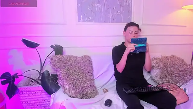 Snapshot of AliceMadnes chatting on 04.16.26 AliceMadnes online show from 04.16.26