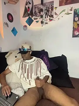 Snapshot of Kaizen-Black chatting on 11.11.25 Kaizen-Black online show from 11.11.25