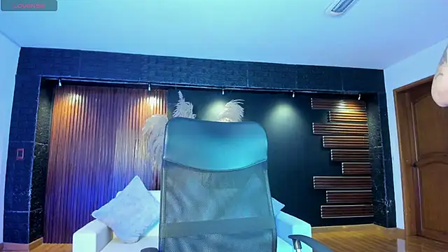 Saara Corraless online show from 04.17.26