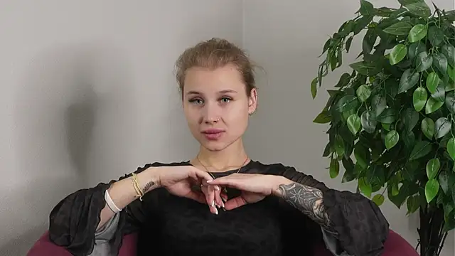 Snapshot of NganZarella chatting on 11.12.25 NganZarella online show from 11.12.25