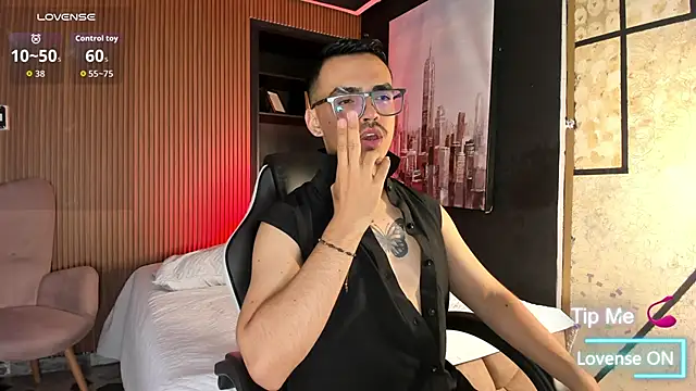 Snapshot of NicoKingg_ chatting on 11.12.25 NicoKingg online show from 11.12.25