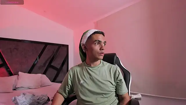 Snapshot of NicoKingg_ chatting on 12.16.25 NicoKingg online show from 12.16.25