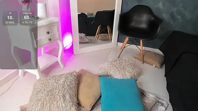 Snapshot of BellaRooux chatting on 12.18.25 BellaRooux online show from 12.18.25