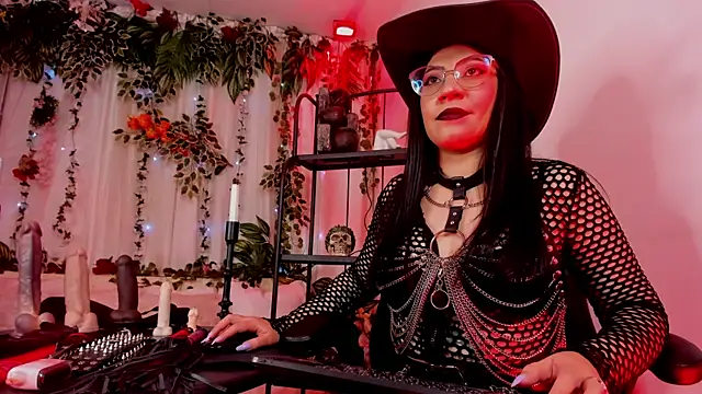 Snapshot of Halley_Ravenn chatting on 04.15.26 Halley Ravenn online show from 04.15.26