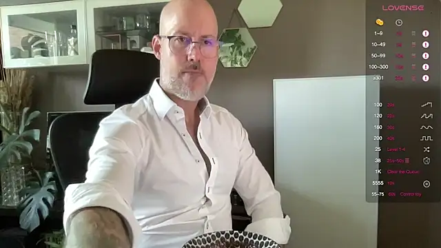 Snapshot of the_new_fit_rubinho chatting on 05.21.26 the new fit rubinho online show from 05.21.26