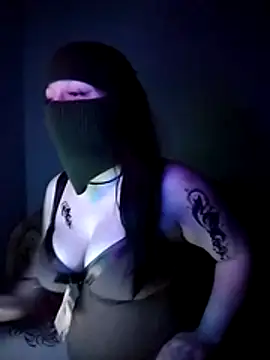 Snapshot of Zeta_Jones chatting on 11.18.25 Zeta Jones online show from 11.18.25