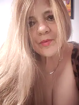 Snapshot of karlaanqui1 chatting on 04.26.26 karlaanqui1 online show from 04.26.26