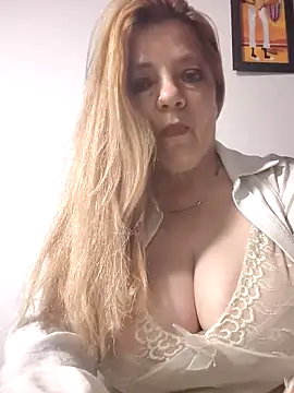 Snapshot of karlaanqui1 chatting on 04.29.26 karlaanqui1 online show from 04.29.26