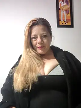 Snapshot of karlaanqui1 chatting on 05.20.26 karlaanqui1 online show from 05.20.26
