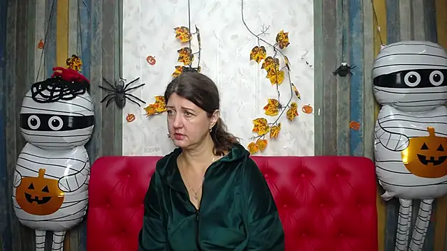 Snapshot of RoseHille chatting on 11.15.25 RoseHille online show from 11.15.25