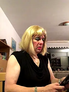 Snapshot of simone_xdressing chatting on 11.17.25 simone xdressing online show from 11.17.25