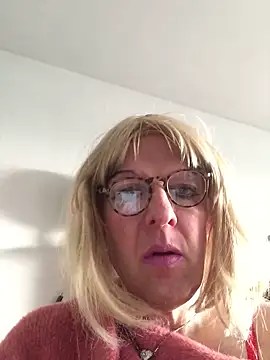 Snapshot of simone_xdressing chatting on 12.21.25 simone xdressing online show from 12.21.25