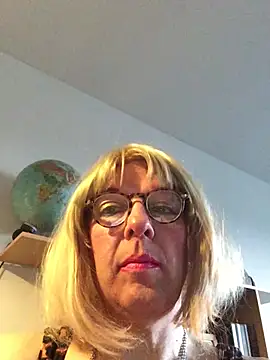 Snapshot of simone_xdressing chatting on 03.15.26 simone xdressing online show from 03.15.26