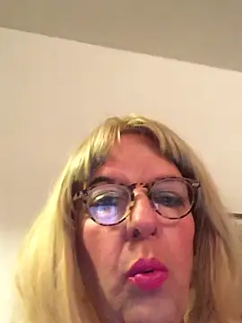 Snapshot of simone_xdressing chatting on 03.18.26 simone xdressing online show from 03.18.26