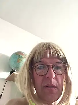 Snapshot of simone_xdressing chatting on 03.22.26 simone xdressing online show from 03.22.26