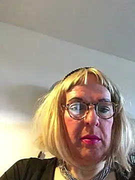 Snapshot of simone_xdressing chatting on 03.29.26 simone xdressing online show from 03.29.26