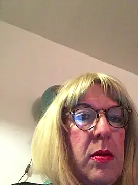 Snapshot of simone_xdressing chatting on 04.03.26 simone xdressing online show from 04.03.26