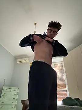 Snapshot of simeonehivd chatting on 12.20.25 simeonehivd online show from 12.20.25