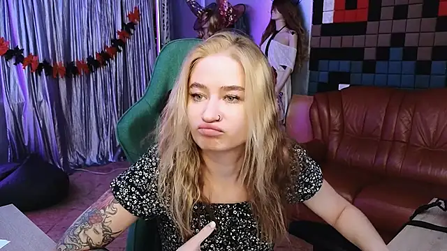 Snapshot of LeilaUvrays chatting on 11.10.25 LeilaUvrays online show from 11.10.25