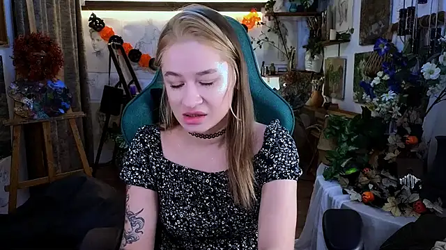 Snapshot of LeilaUvrays chatting on 11.15.25 LeilaUvrays online show from 11.15.25