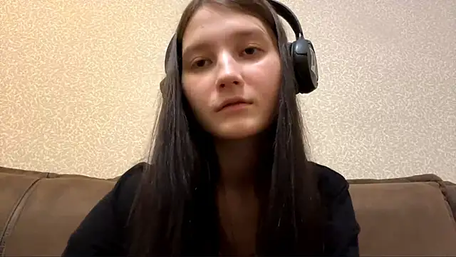 Snapshot of AurorAurora chatting on 11.18.25 AurorAurora online show from 11.18.25