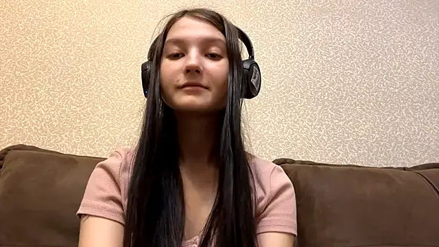 Snapshot of AurorAurora chatting on 11.29.25 AurorAurora online show from 11.29.25