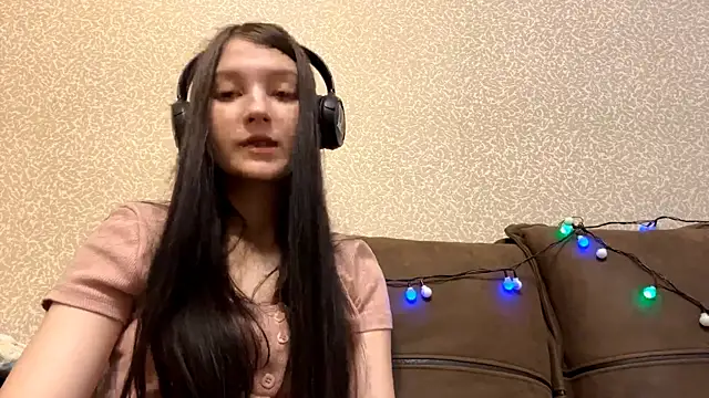 Snapshot of AurorAurora chatting on 12.18.25 AurorAurora online show from 12.18.25