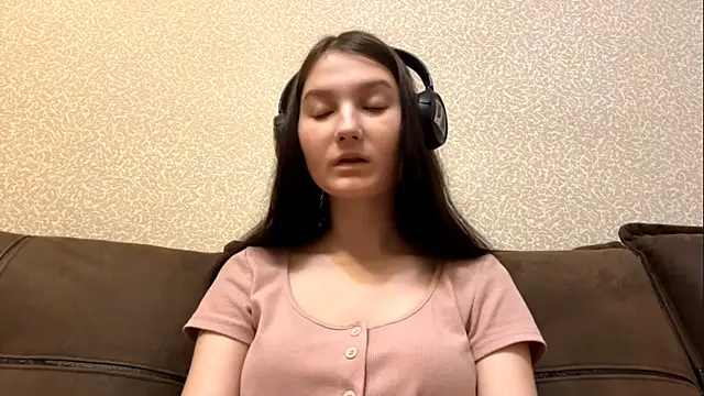 Snapshot of AurorAurora chatting on 12.22.25 AurorAurora online show from 12.22.25