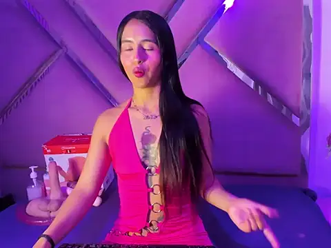 Snapshot of CloeMorenti_ chatting on 11.19.25 CloeMorenti online show from 11.19.25