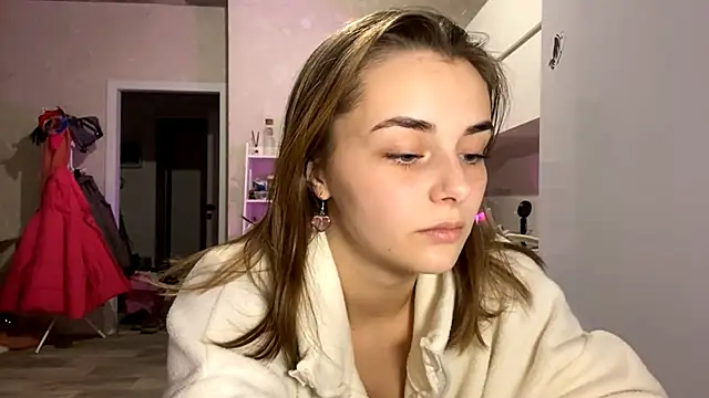 Snapshot of GeralynChiszar chatting on 12.04.25 GeralynChiszar online show from 12.04.25