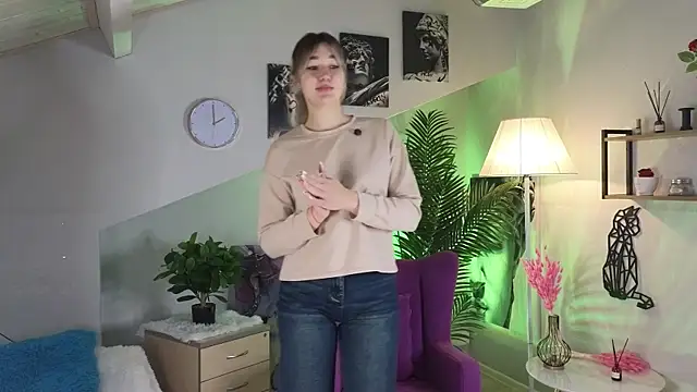 Snapshot of SharonEllis chatting on 11.17.25 SharonEllis online show from 11.17.25