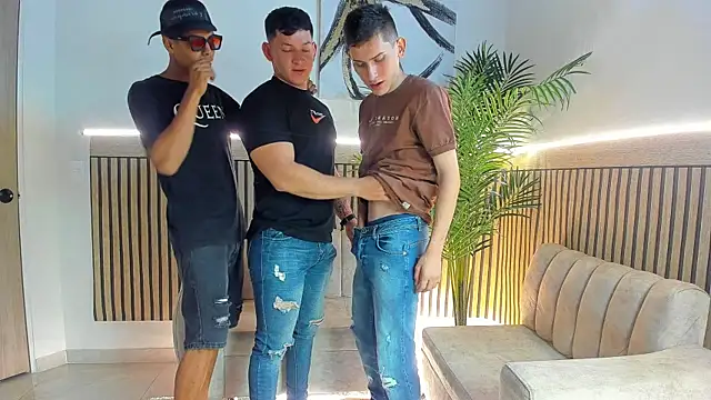 Snapshot of Justingsex1 chatting on 11.12.25 Justingsex1 online show from 11.12.25